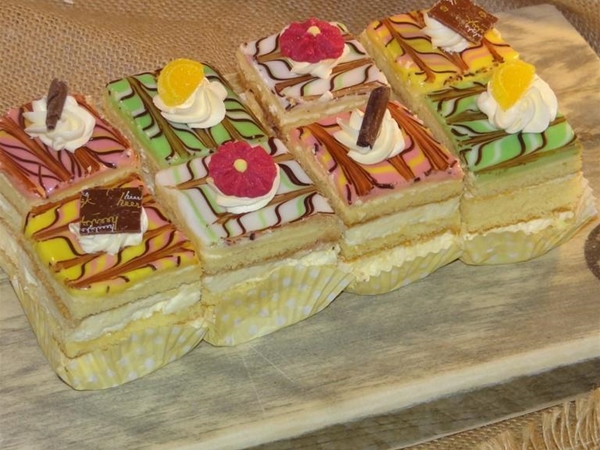 DOOS CAKE PETIT FOURS (8)