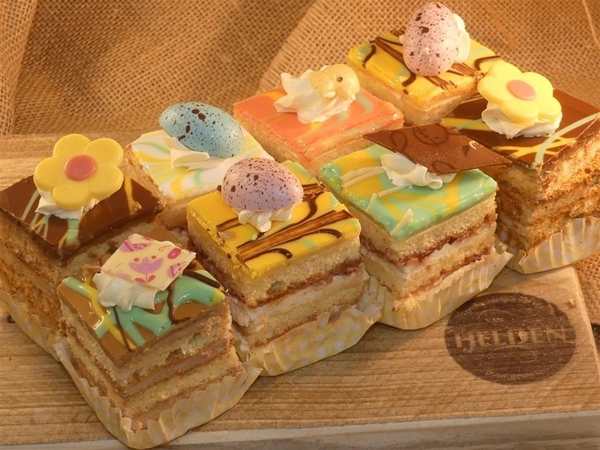 PAAS PETIT FOURS (8 stuks)