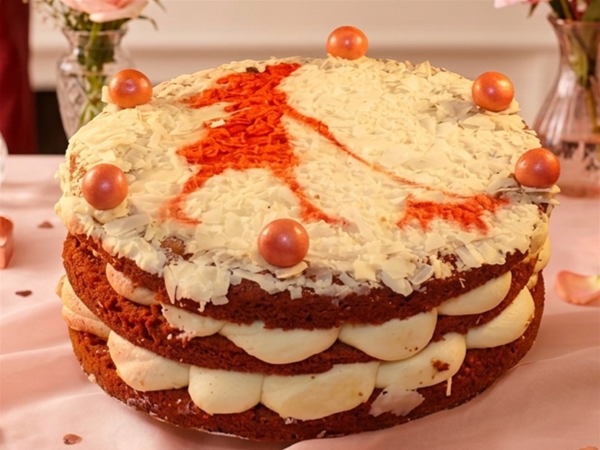 LADY IN RED VELVET TAART